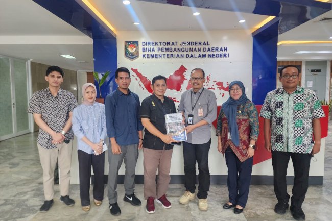 Penyampaian Buku Laporan Penerapan Pencapaian Standar Pelayanan Minimal (SPM)