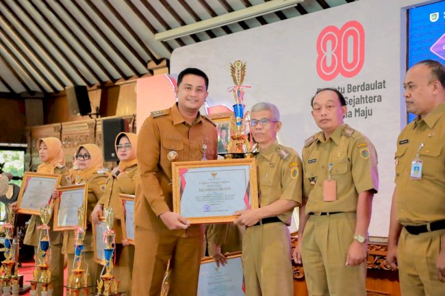 Penyerahan Piagam Penghargaan EKK Tahun 2025