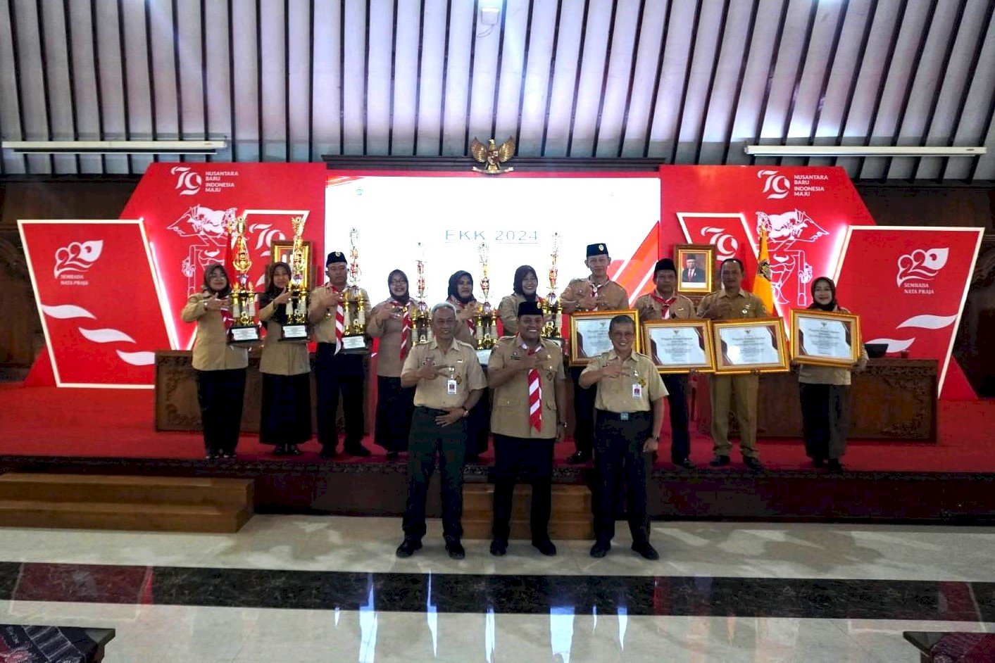 Penyerahan Penghargaan Penilaian Evaluasi Kinerja Kecamatan se-Kabupaten Klaten Tahun 2024