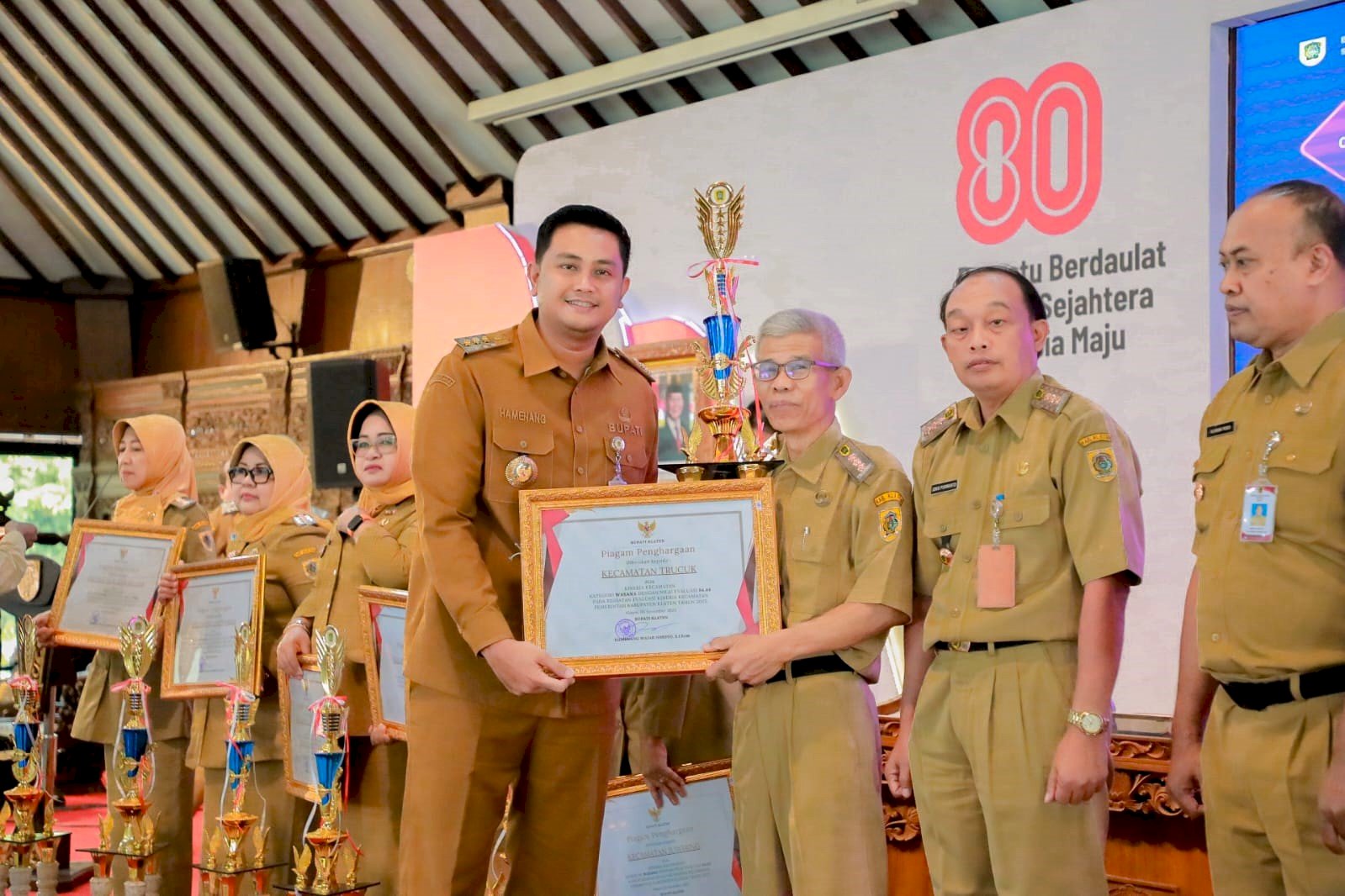 Penyerahan Piagam Penghargaan EKK Tahun 2025