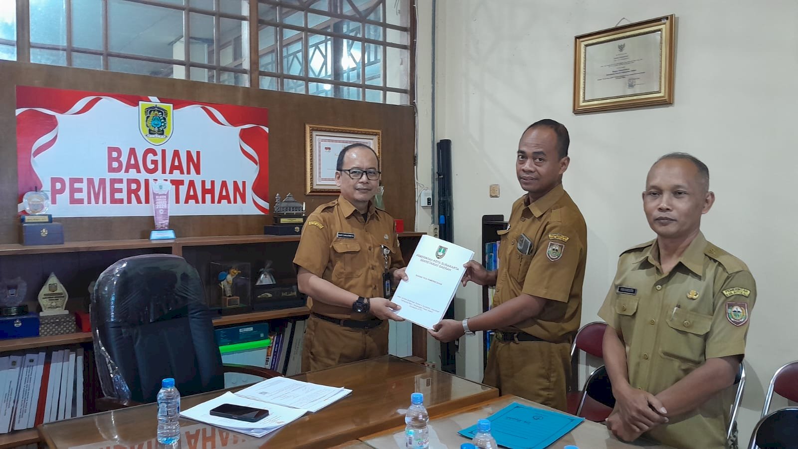 Penyerahan dokumen Kesepakatan Bersama Pemkot dan Pemkab SUBOSUKAWONOSRATEN